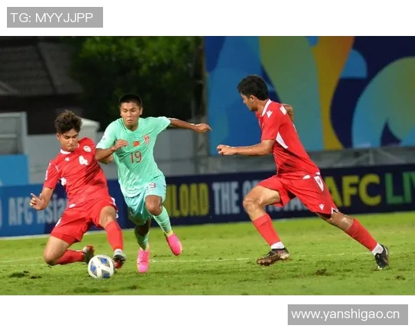 越南足球队迎战泰国明星球员展现亚洲足球魅力与竞争力 越南足球队迎战泰国明星球员展现亚洲足球魅力与竞争力