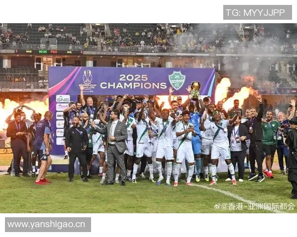 足球明星们的帅气合影瞬间展现球场魅力与友谊的完美结合 足球明星们的帅气合影瞬间展现球场魅力与友谊的完美结合